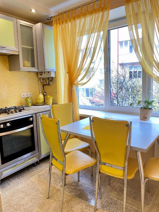 центр. острозького. простора та комфортна. 2 спальні Apartment *