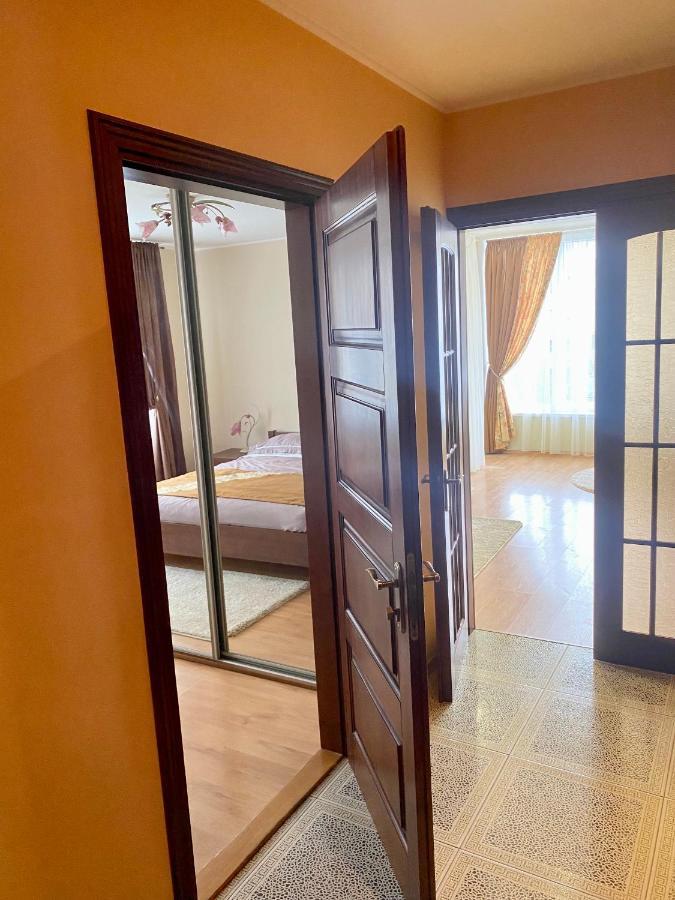 центр. острозького. простора та комфортна. 2 спальні Apartment