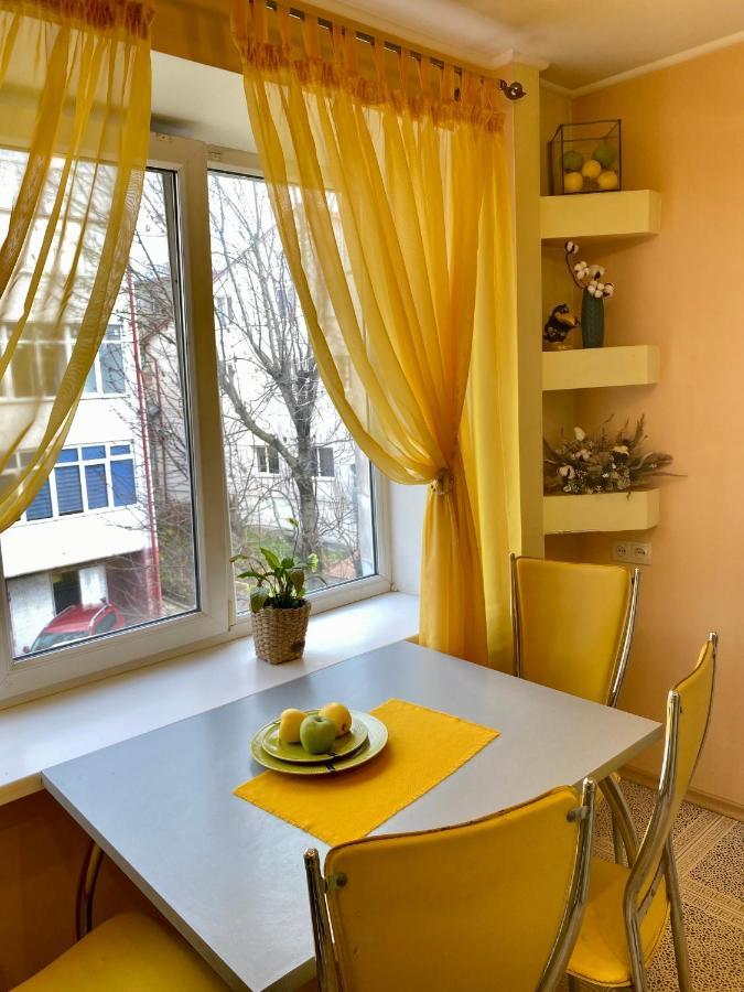 центр. острозького. простора та комфортна. 2 спальні Apartment Ternopil